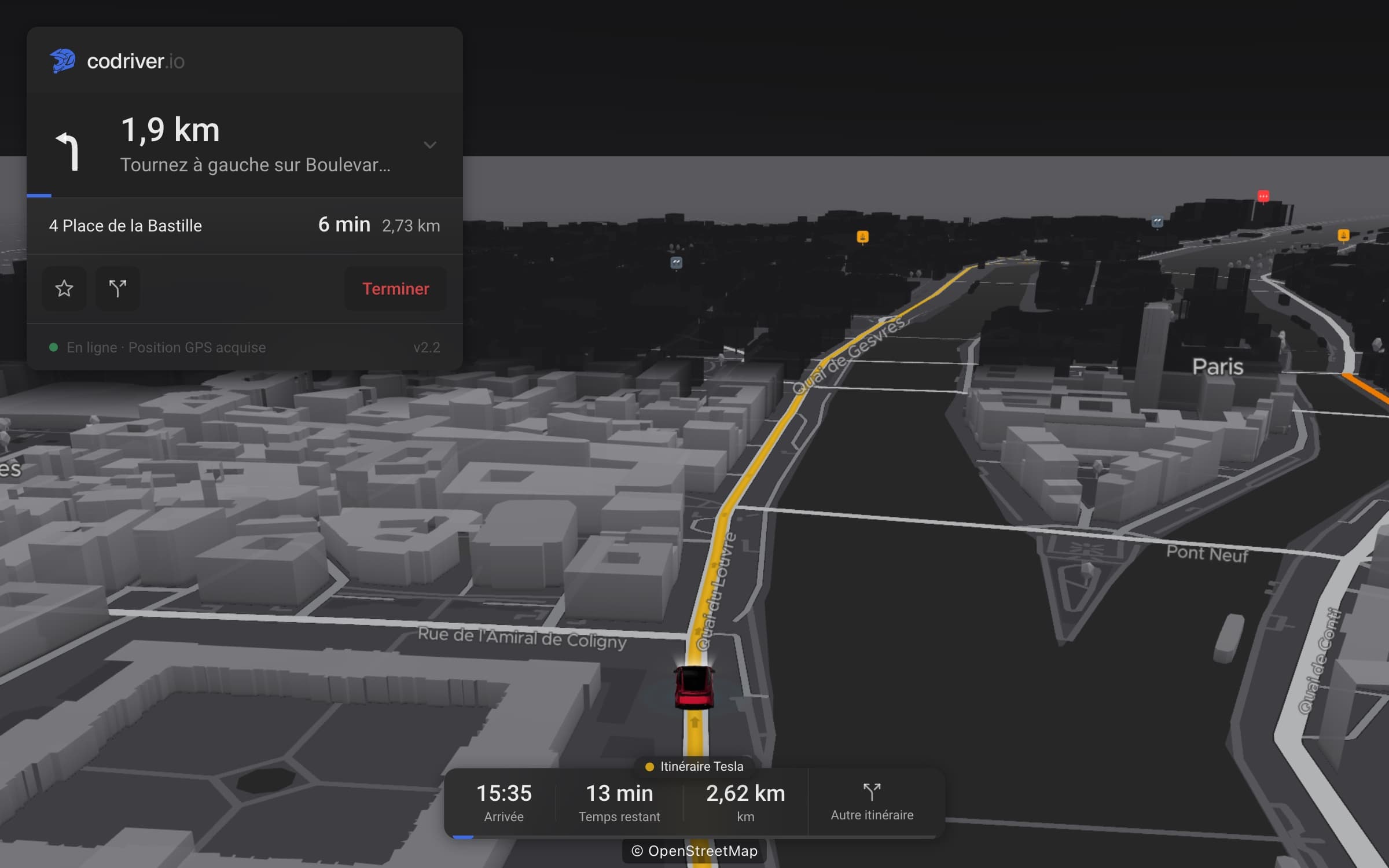 Une ligne dorée, la pastille Itinéraire Tesla et la carte Tournez à gauche sur Boulevard Henri IV dans 1,9 km, vers 4 Place de la Bastille, autour d’un Model Y rouge phares allumés sur une carte 3D inclinée de Paris de nuit
