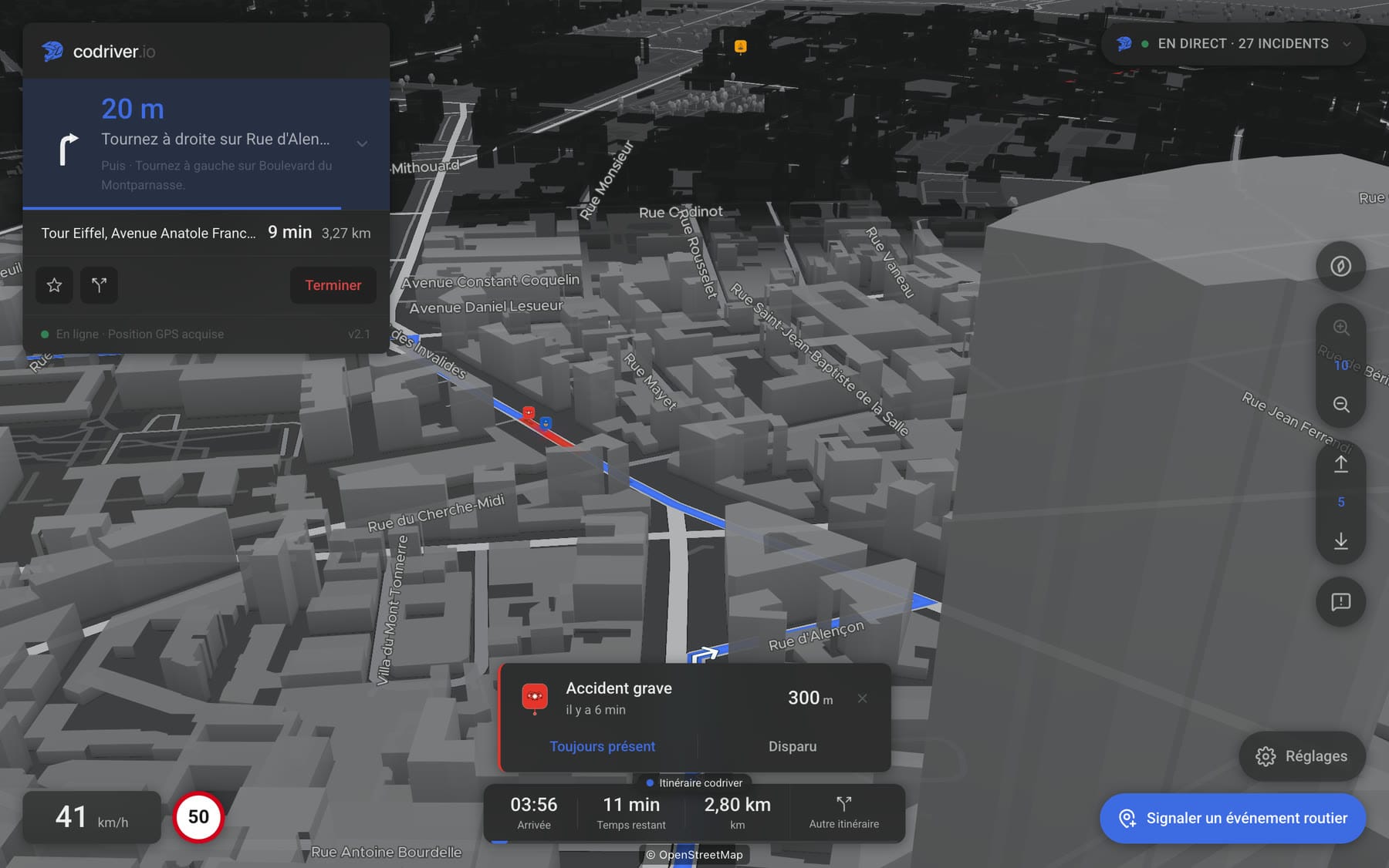 L’application codriver occupant l’écran d’une Tesla, la nuit : la ville en 3D, l’itinéraire, la prochaine manœuvre et un événement routier signalé.