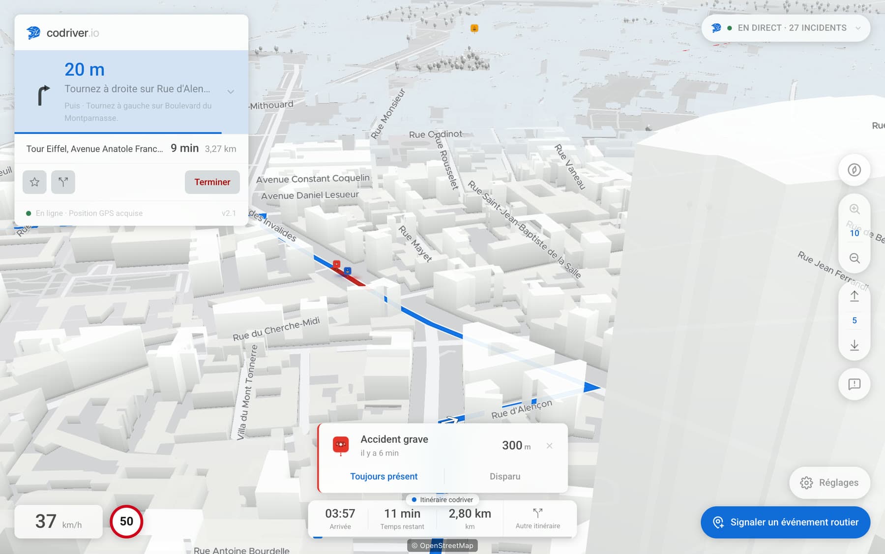 L’application codriver occupant l’écran d’une Tesla, la nuit : la ville en 3D, l’itinéraire, la prochaine manœuvre et un événement routier signalé. — interface en français