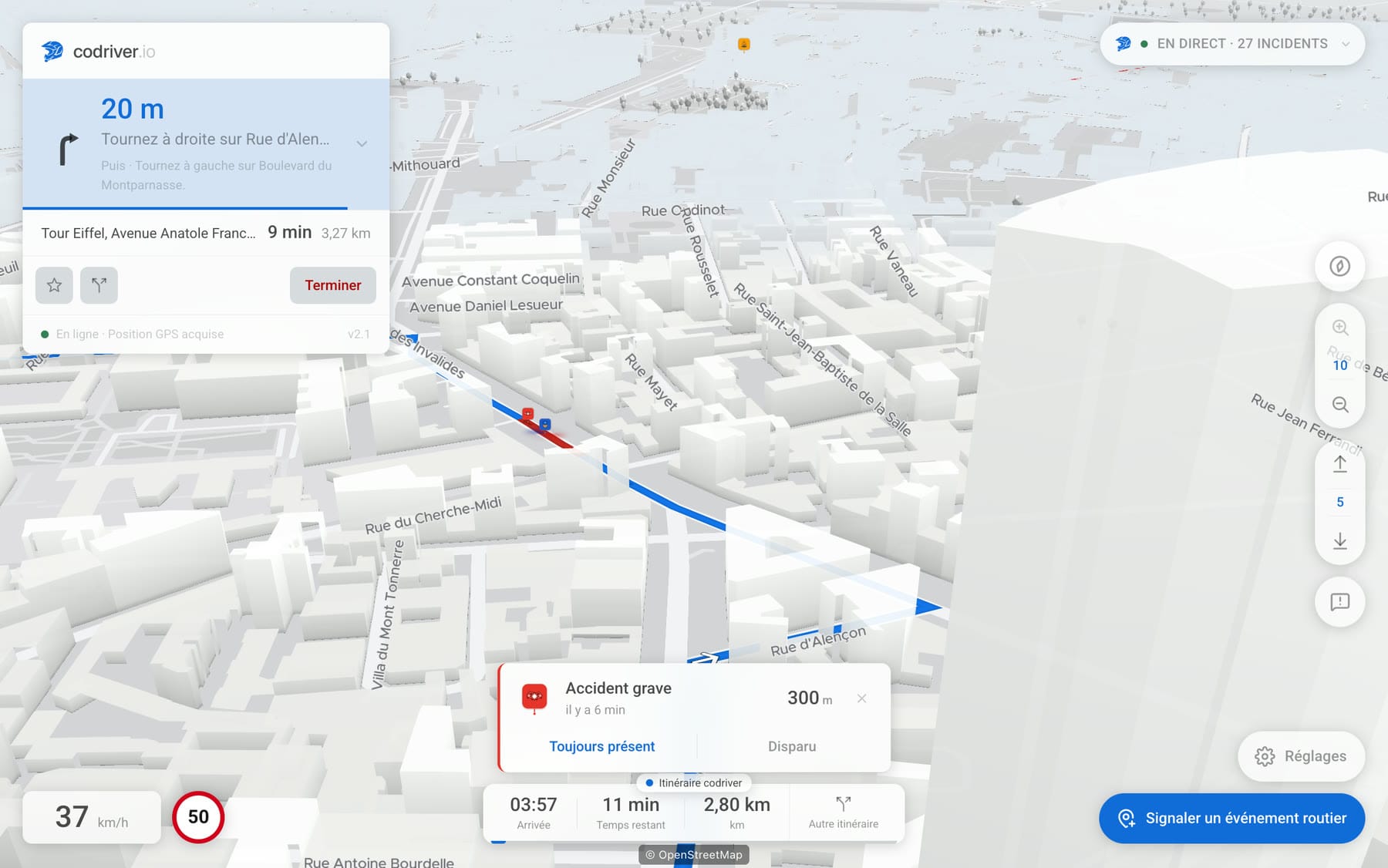 L’application codriver occupant l’écran d’une Tesla, la nuit : la ville en 3D, l’itinéraire, la prochaine manœuvre et un événement routier signalé.
