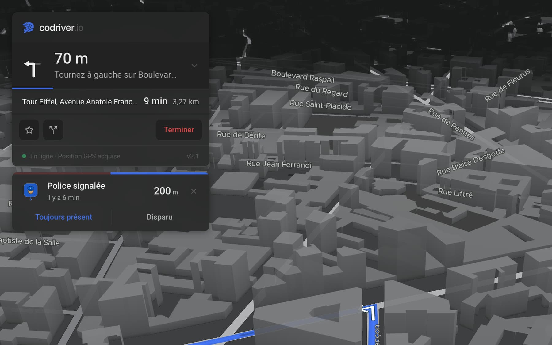 La carte de navigation codriver sur l’écran d’une Tesla : la prochaine manœuvre et la distance qui décompte, au-dessus de l’itinéraire et du bandeau de trajet. — interface en français