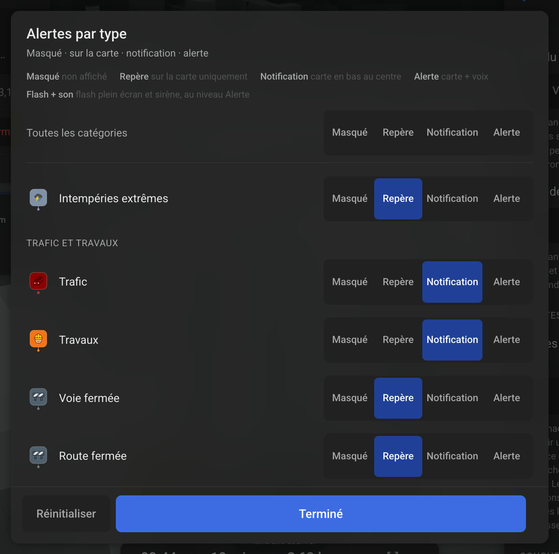 La fenêtre « Alertes par type » sur un écran Tesla : chaque type d’événement réglé sur Masqué, Repère, Notification ou Alerte, ici sur le trafic, les travaux et la météo.