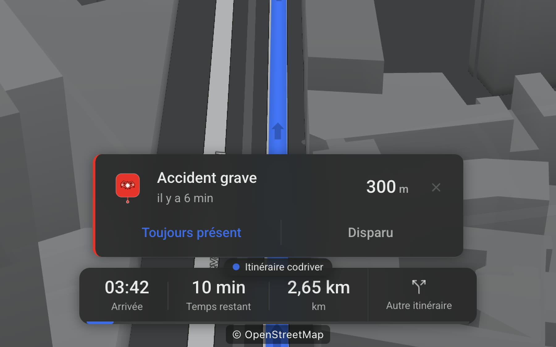 L’application codriver sur l’écran d’une Tesla, la nuit à Paris : une carte annonce un accident grave quelques centaines de mètres plus loin, avec les boutons « Toujours présent » et « Disparu », au-dessus de l’itinéraire.
