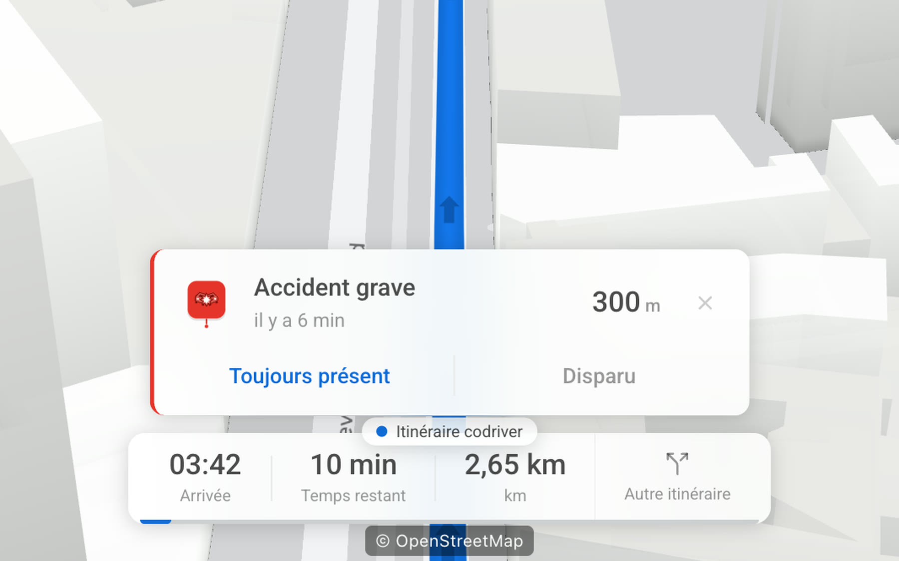 L’application codriver sur l’écran d’une Tesla, la nuit à Paris : une carte annonce un accident grave quelques centaines de mètres plus loin, avec les boutons « Toujours présent » et « Disparu », au-dessus de l’itinéraire.