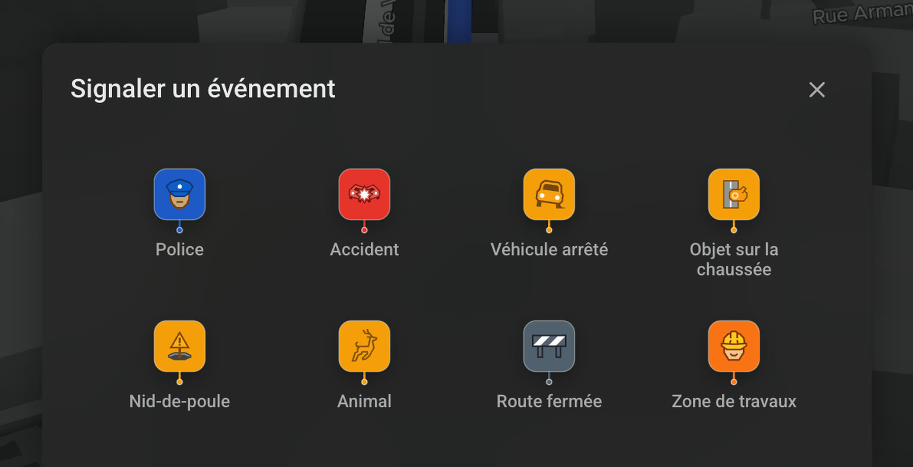 La fenêtre de signalement ouverte sur un écran Tesla, avec huit types signalables en un geste : Police, Accident, Véhicule arrêté, Objet sur la chaussée, Nid-de-poule, Animal, Route fermée et Zone de travaux.