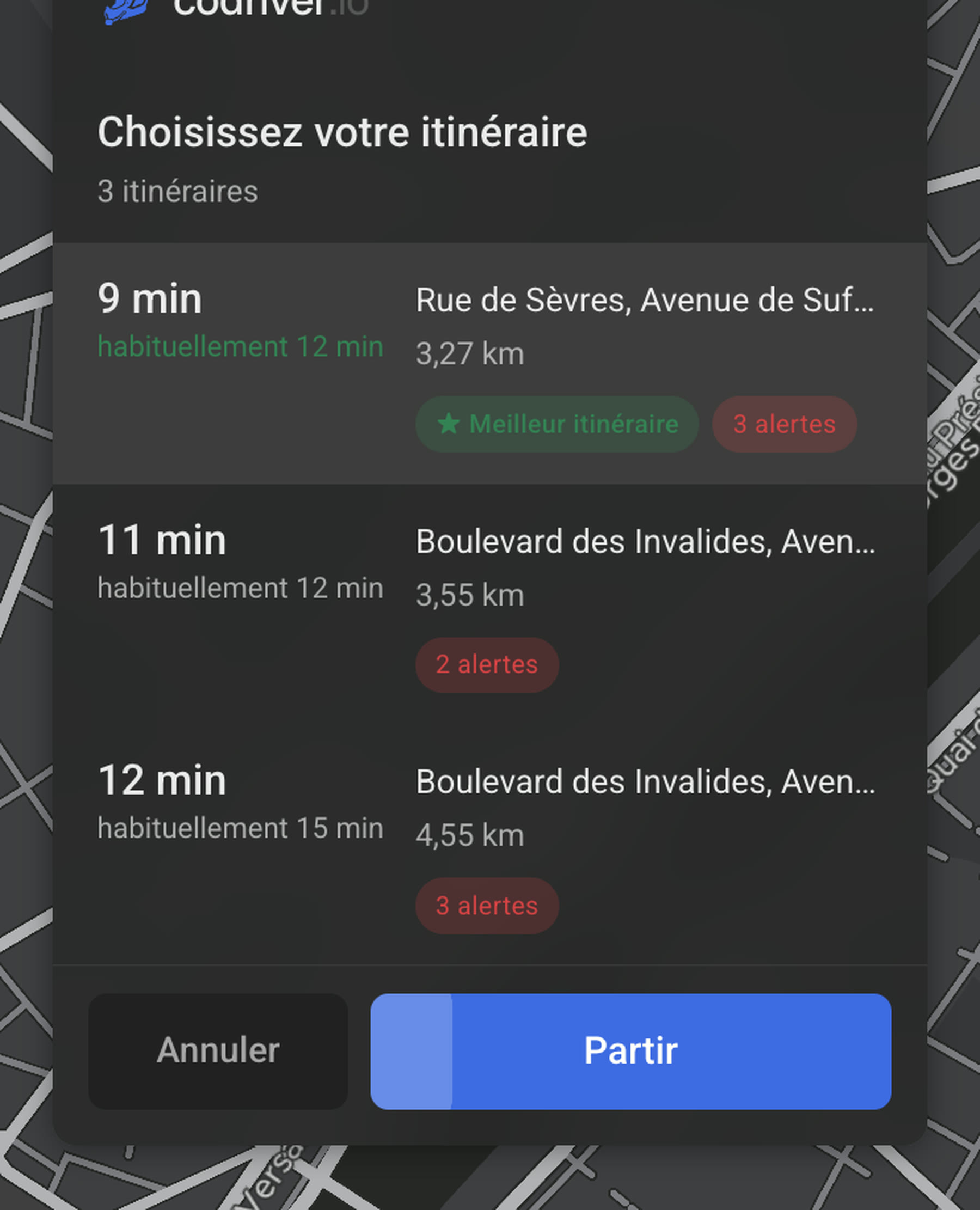 Le sélecteur d’itinéraire codriver sur un écran Tesla : chaque solution avec sa durée, sa durée habituelle, sa distance et le nombre d’alertes, la plus rapide déjà sélectionnée, et un bouton Partir qui se déclenche tout seul.