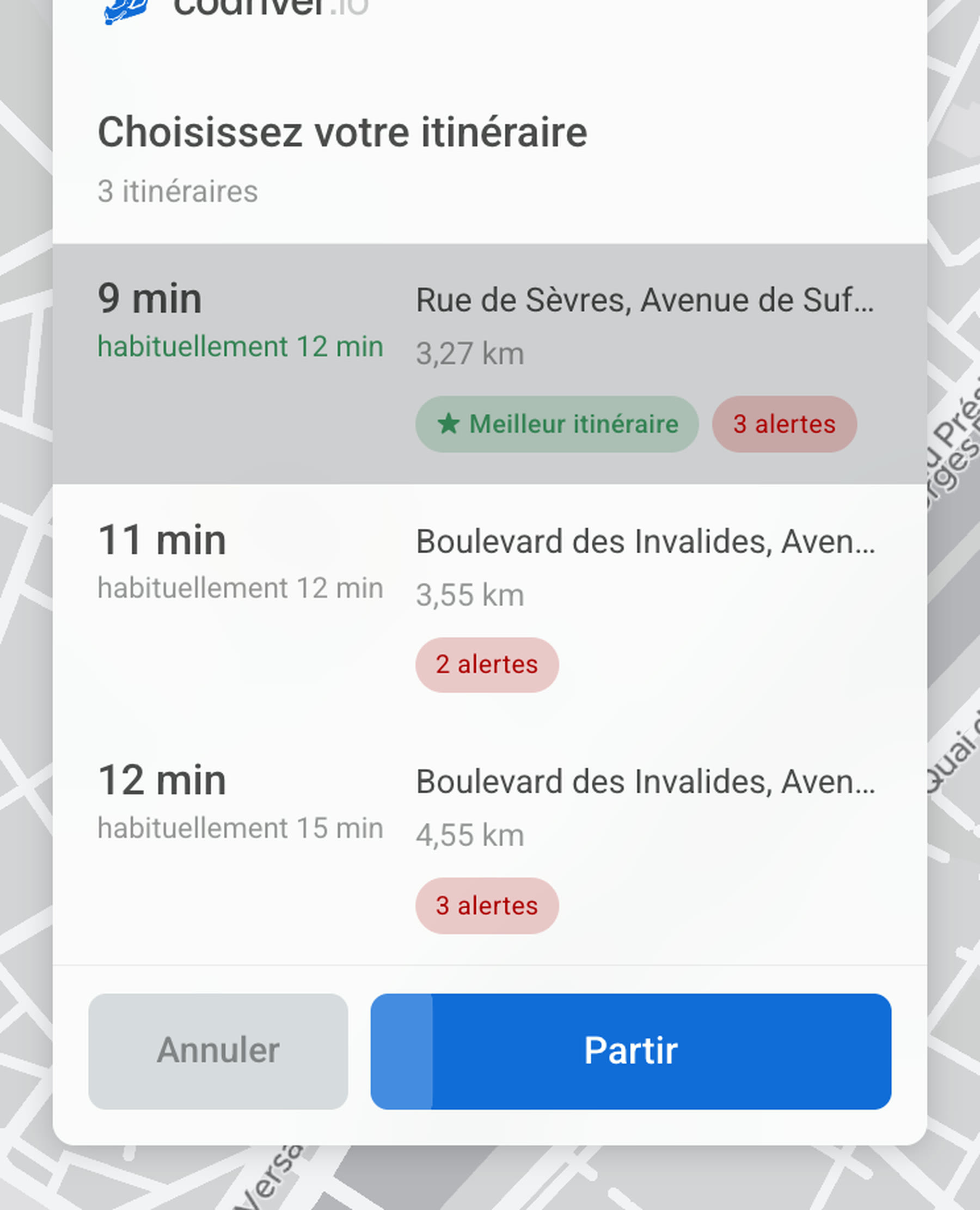 Le sélecteur d’itinéraire codriver sur un écran Tesla : chaque solution avec sa durée, sa durée habituelle, sa distance et le nombre d’alertes, la plus rapide déjà sélectionnée, et un bouton Partir qui se déclenche tout seul.