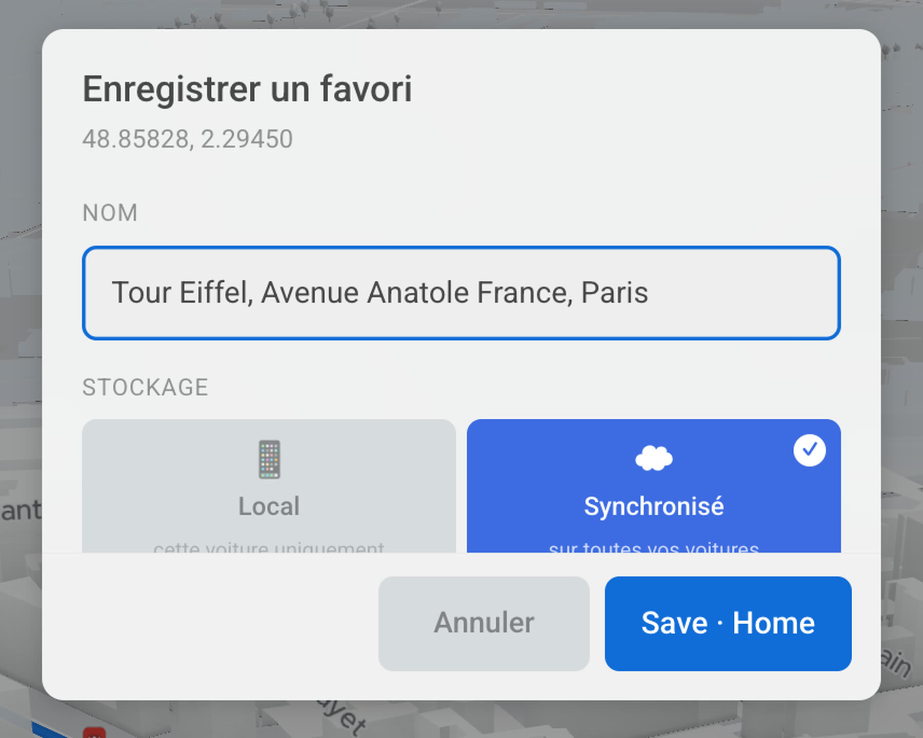 La fenêtre d’enregistrement d’un favori sur un écran Tesla : le nom déjà rempli à partir de l’adresse, et le choix entre le garder sur cette voiture ou le synchroniser sur toutes.