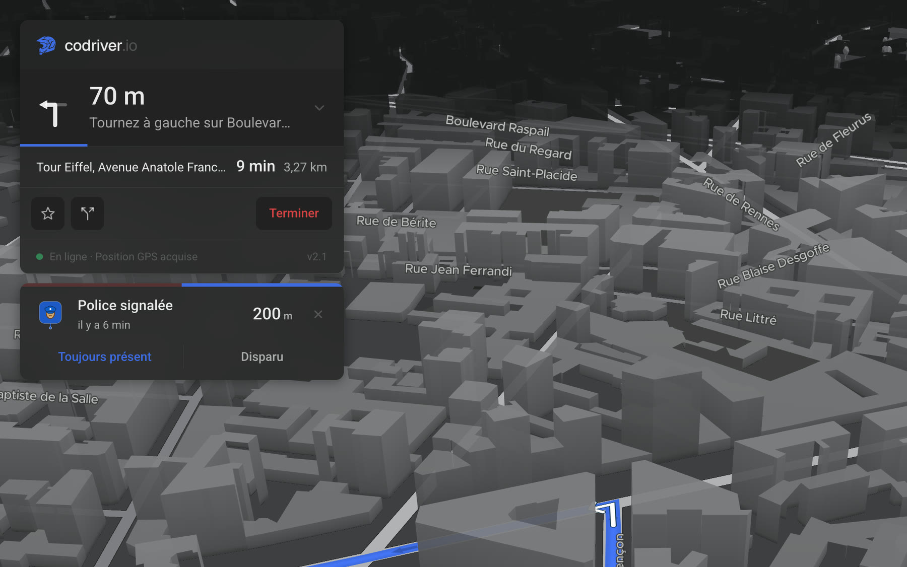 La carte de navigation codriver sur l’écran d’une Tesla : la prochaine manœuvre et la distance qui décompte, au-dessus de l’itinéraire et du bandeau de trajet.
