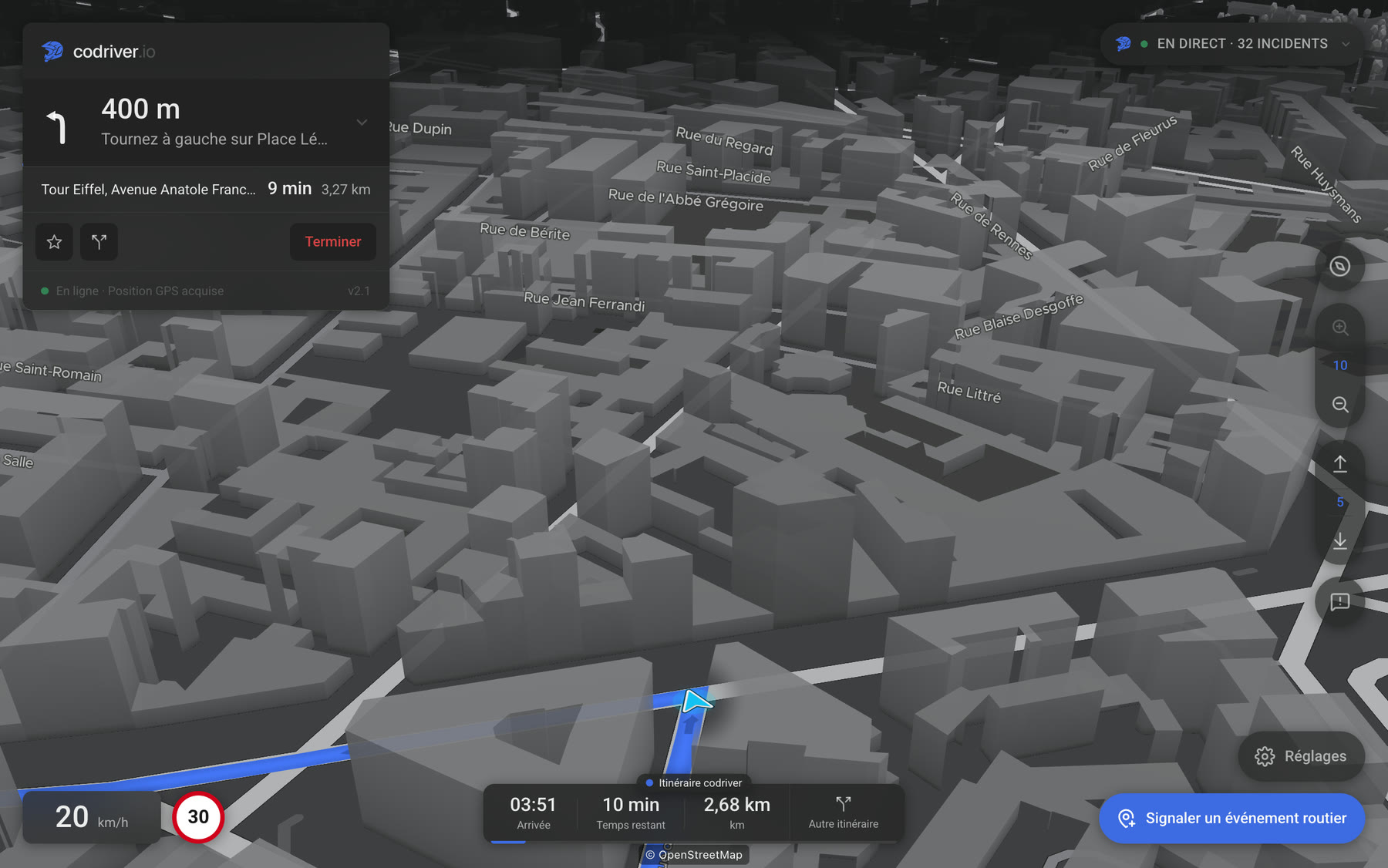 La carte codriver en vue Bâtiments 3D sur l’écran d’une Tesla, en cours d’itinéraire, la voiture sur sa ligne et les noms de rue posés le long des voies.