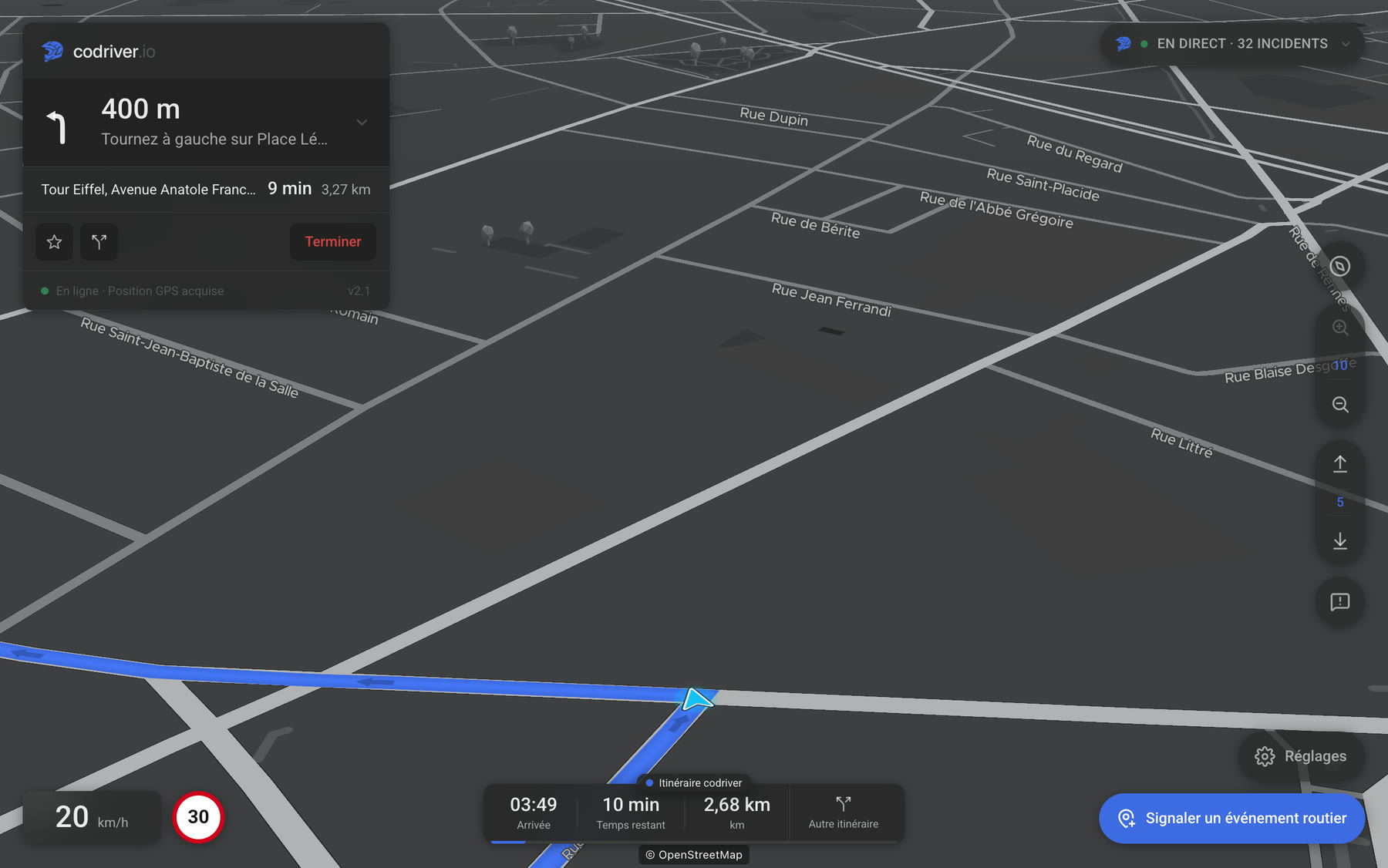 La carte codriver en vue Incliné sur l’écran d’une Tesla, en cours d’itinéraire, la voiture sur sa ligne et les noms de rue posés le long des voies.