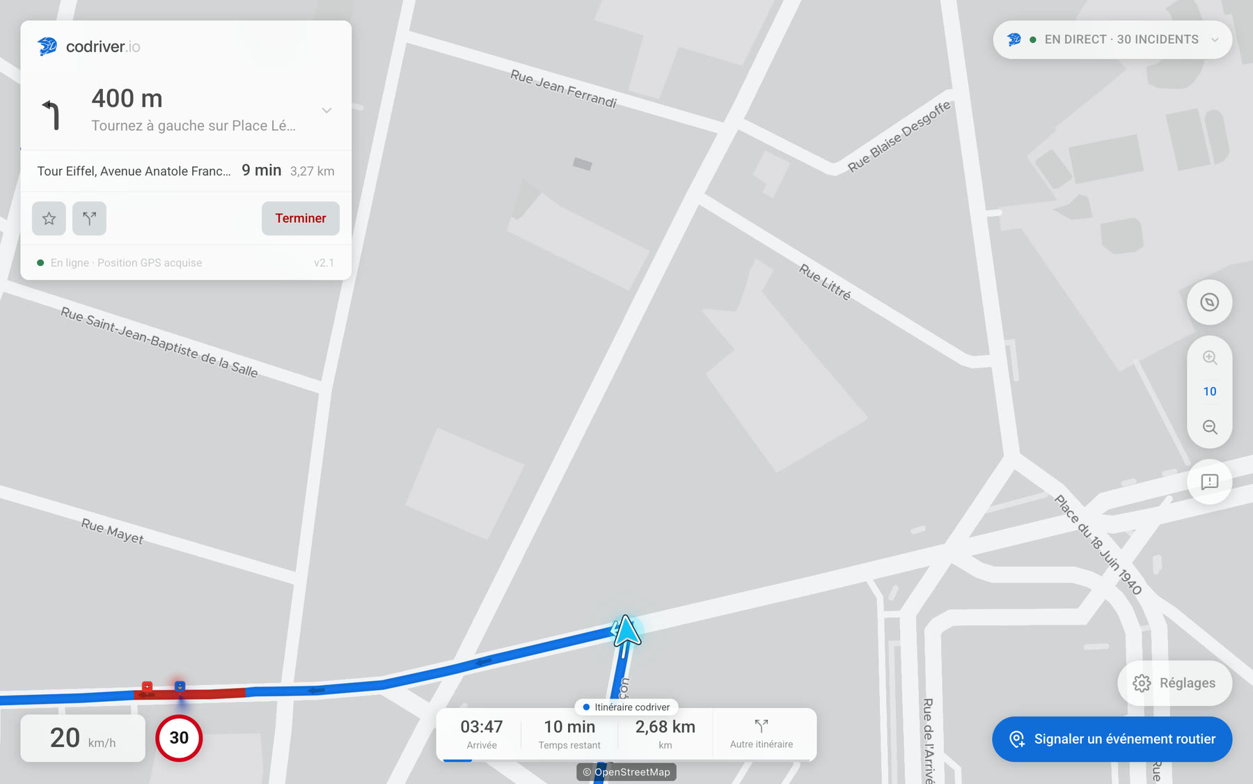 La carte codriver en vue Suivi sur l’écran d’une Tesla, en cours d’itinéraire, la voiture sur sa ligne et les noms de rue posés le long des voies.